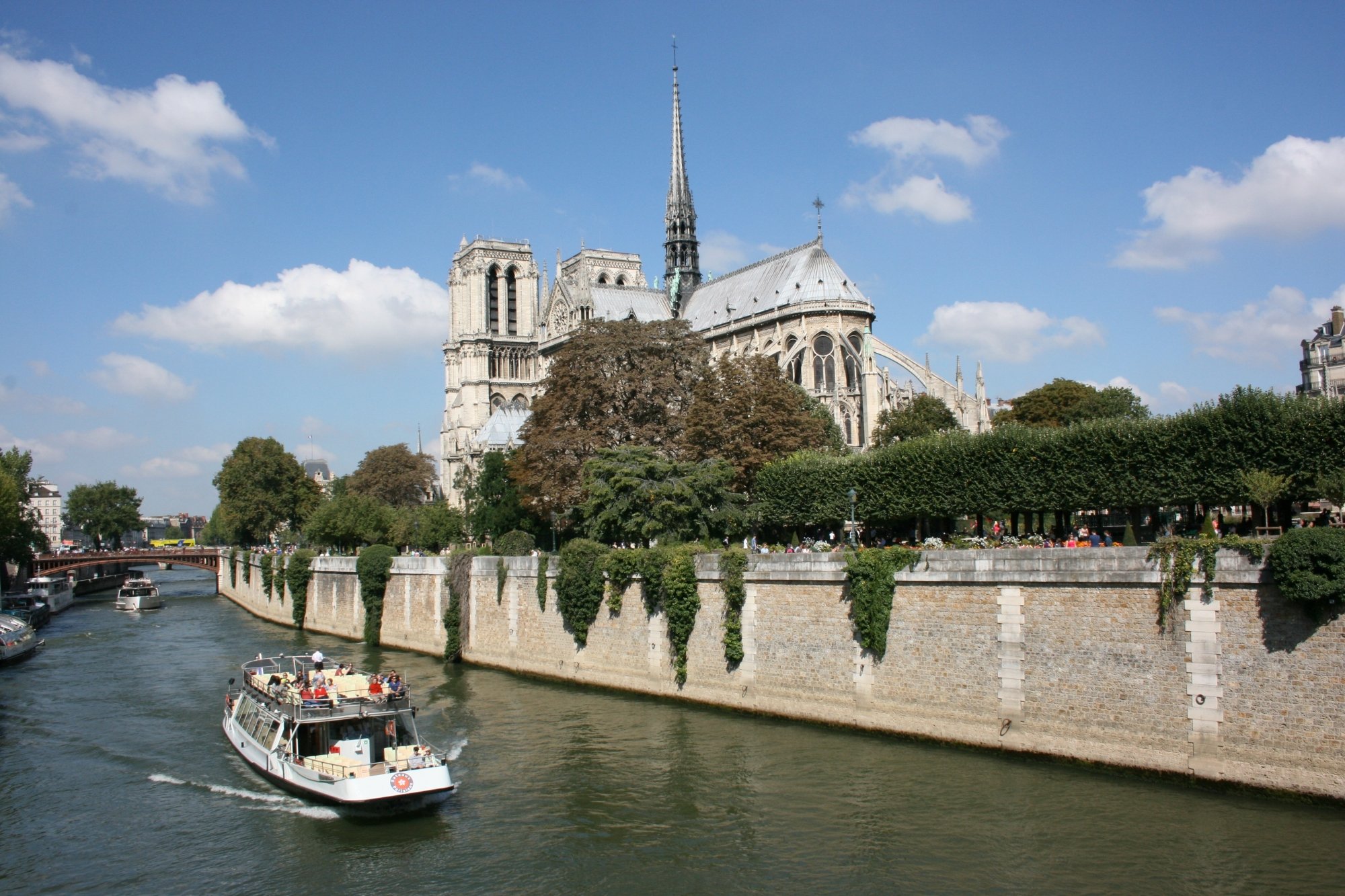 520/Photos_Paris/boat-chateau-palace-paris-river-canal-929085-pxhere_com.jpg